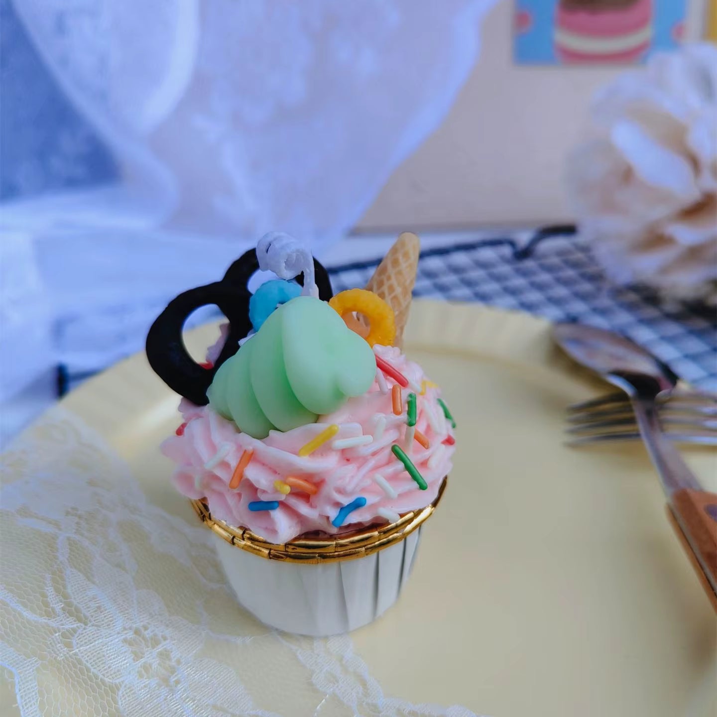 Handmade Cupcake Candle – Scented Soy Wax Dessert Gift